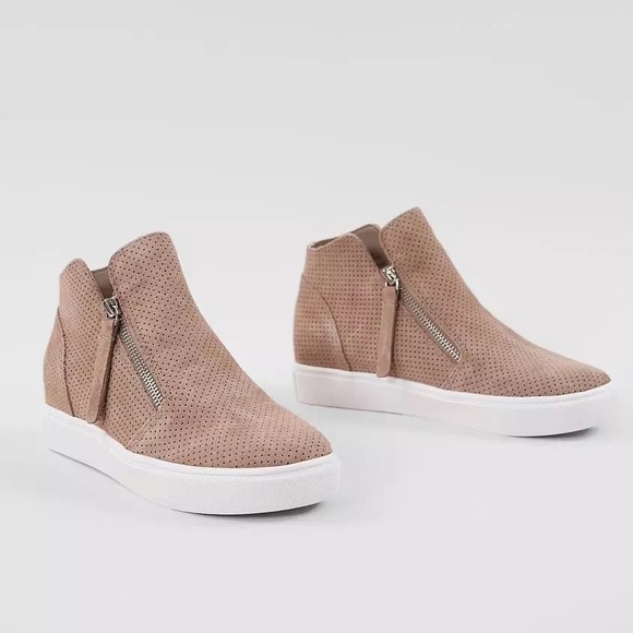 Steve Madden Shoes - Steve Madden Caliber Taupe Wedge size 8